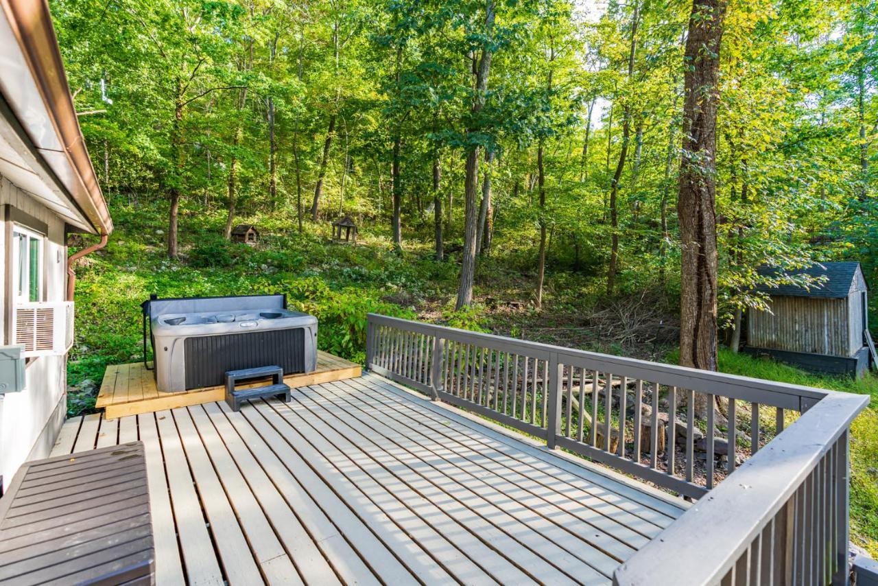 Hot Tub, Wraparound Deck, & Wifi At Chalet Cabin Villa Inwood Exterior photo